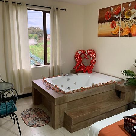 Hotel Las Mercedes Airport-Quito Табабела Экстерьер фото